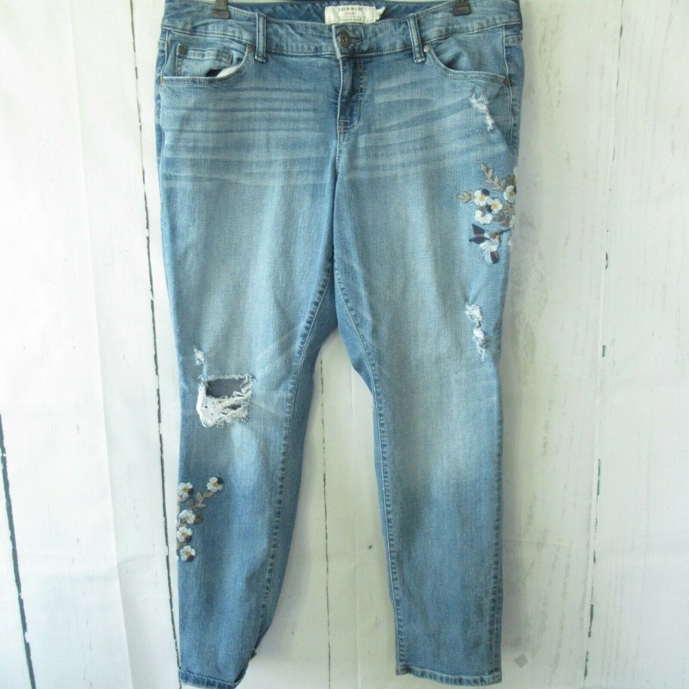 Torrid Light Blue Boyfriend Jeans with Floral Embroidery sz 14